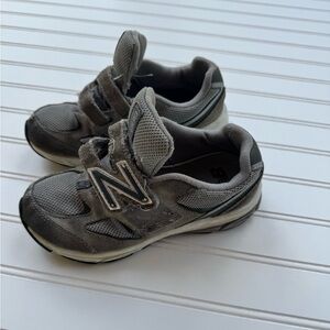 New‎ Balance Gray Velcro kids Size 1